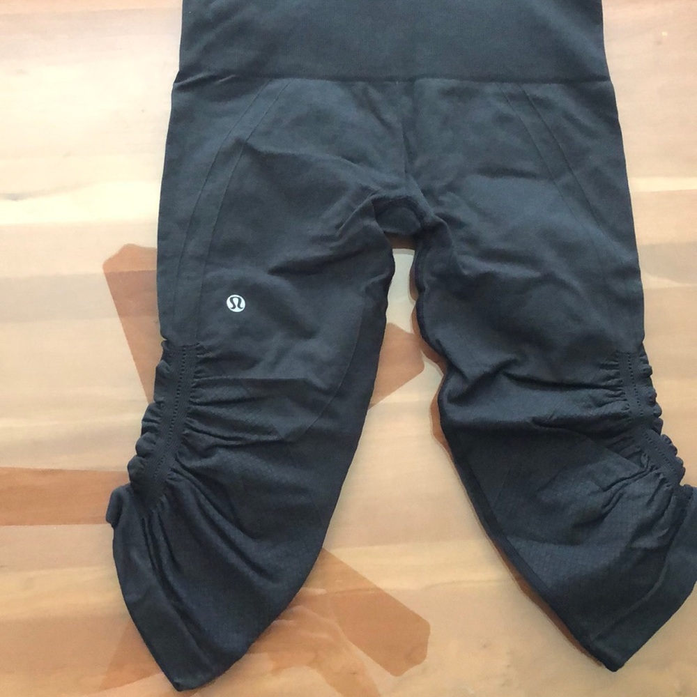 Lululemon seamless ebb and flow crops